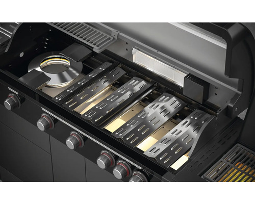 Innenansicht eines Gasgrills mit Brennern und Grillrosten.