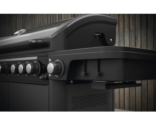 Detailansicht eines schwarzen Gasgrills mit Drehreglern