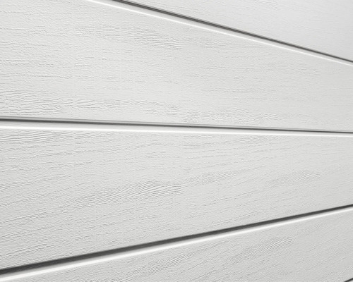 Detailansicht einer weißen Garagentoroberfläche mit horizontalen Sektionen