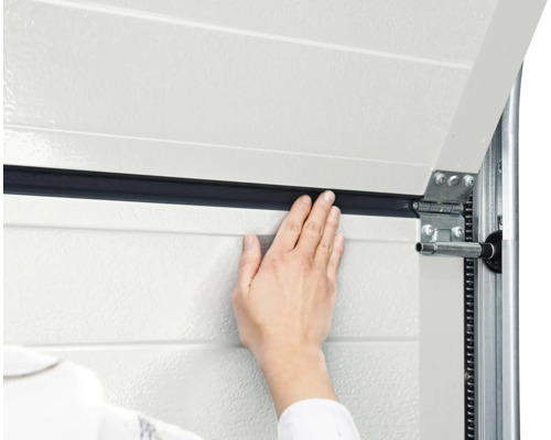 Detailansicht eines Garagentors mit Dichtung und Beschlag