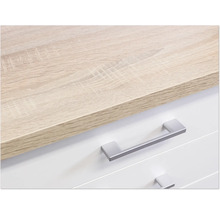 Detailaufnahme einer Arbeitsplatte mit Holzdekor und Schubladen mit Griffen