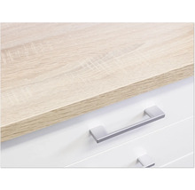 Detailaufnahme einer Kommode mit hellbrauner Holzplatte und silberfarbenen Griffen