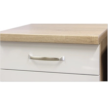 Detailaufnahme eines Schranks mit Schubladen und Metallgriffen