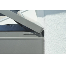 Detailansicht einer geöffneten Gartenbox zur Aufbewahrung