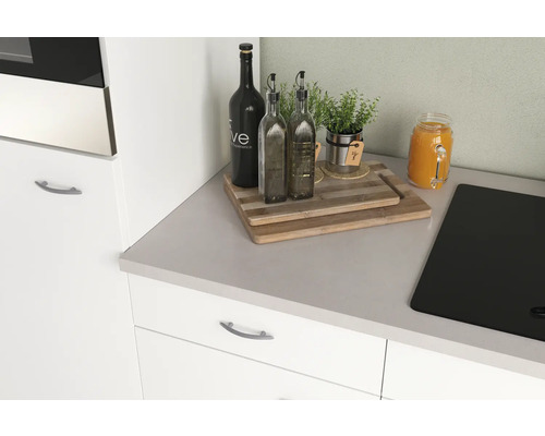 Küchenstillleben mit Schneidebrettern, Gewürzregal, Ölflaschen und Getränkekrug