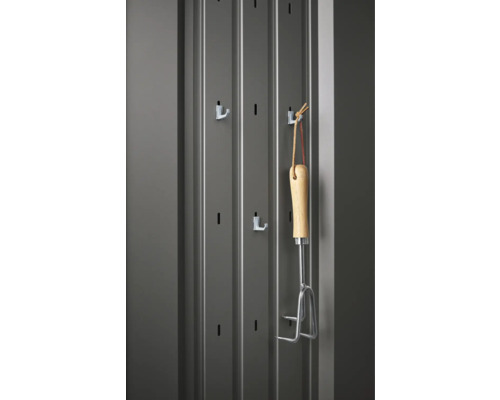 Metall-Werkzeugschrank mit Haken und Gartenwerkzeug