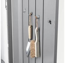 Gartenschrank Innenansicht mit Werkzeugen an Haken