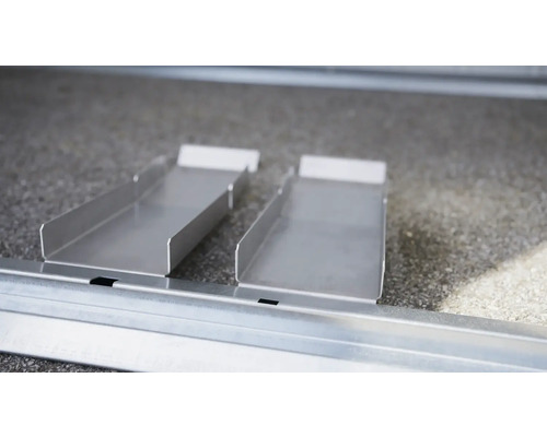 Zwei Metallschalen auf einem Metallprofil