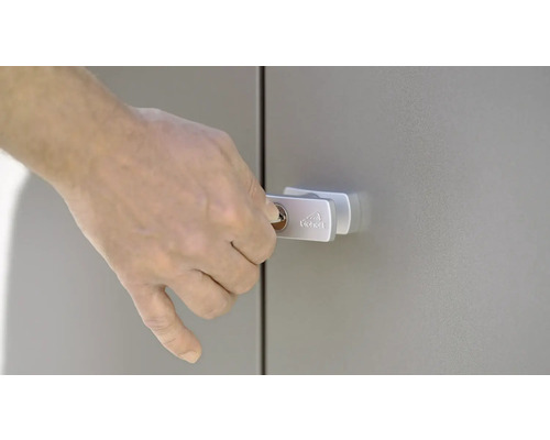 Eine Hand schließt ein Biohort Produkt mit einem Schlüssel auf