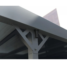 Detailansicht einer Terrassenüberdachung mit Metallrahmen und Stützstruktur.