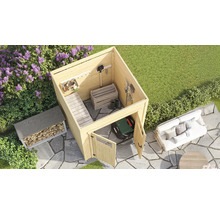 Gartenszene mit Gerätehaus, Holzregal und Sitzgruppe auf Steinboden