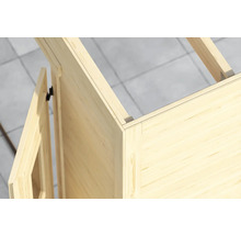 Detailansicht einer Gartenlaube aus Holz mit Tür