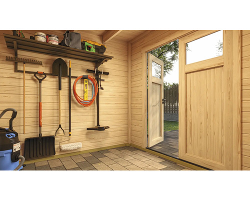 Aufgeräumtes Gartenhaus mit Gartengeräten und Werkzeugen an der Wand.