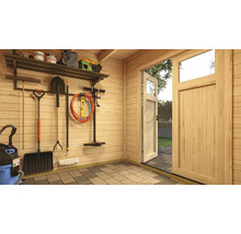 Innenansicht eines Gartenhauses mit Werkzeugen und geöffneter Tür