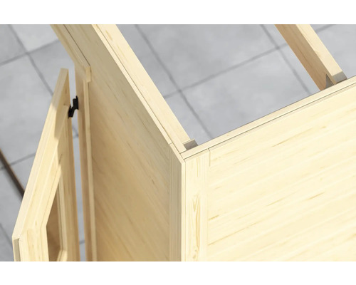 Detailansicht eines Holzhauses mit Tür und Dachkonstruktion