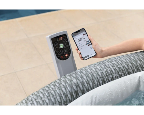 Bedienelemente eines Whirlpools mit Smartphone-App zur Temperaturregelung