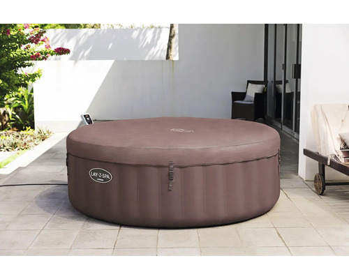 Runder Lay-Z-Spa Whirlpool auf einer Terrasse