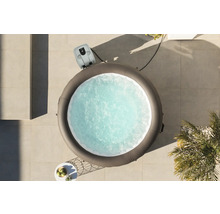 Aufblasbarer Whirlpool mit Wasser und zugehöriger Technik von oben