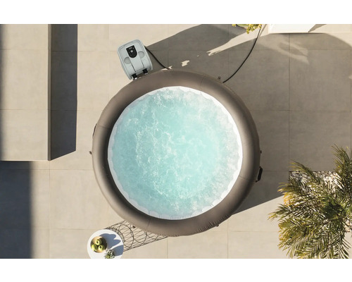 Aufblasbarer Whirlpool mit Wasser und zugehöriger Technik von oben