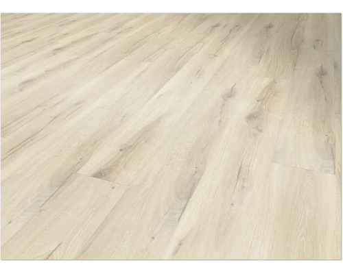 Verlegter heller Laminatboden mit Holzoptik.