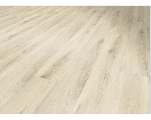 Verlegter heller Laminatboden mit Holzoptik.