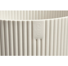 Detailansicht eines geriffelten Blumentopfes mit Elho Logo