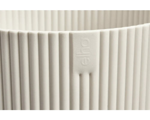 Detailansicht eines gerippten Blumentopfs mit Elho Logo