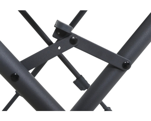 Detailaufnahme eines Klapptisches mit Stahlgestell und Scharniermechanismus