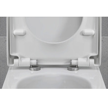 Aufgeklappter Toilettendeckel aus Sanitärkeramik mit Edelstahlscharnieren