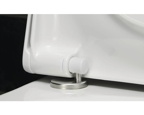 Detailansicht eines Toilettensitzes mit Edelstahlscharnier