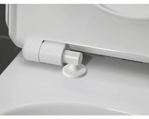 Detailansicht eines weißen Toilettendeckels mit Befestigung