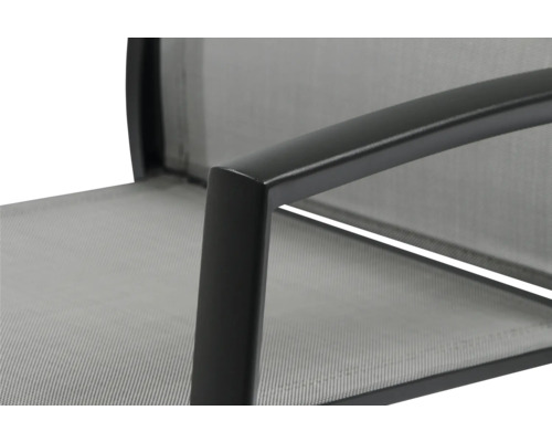 Detailansicht eines Gartenstuhls mit Armlehne aus Metall und Textilbespannung