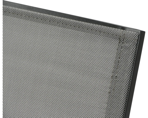 Detailansicht eines Gartenstuhls mit Textilbespannung