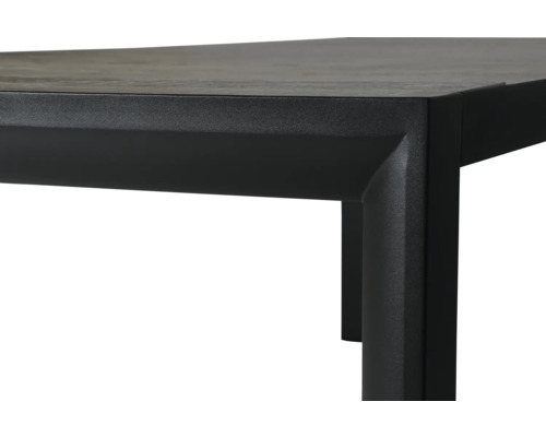 Detailansicht eines Gartentisches mit Tischplatte und Tischbeinen