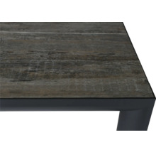 Detailansicht einer Tischplatte mit Holzdekor und Metallrahmen