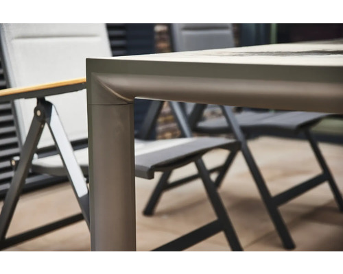 Detailansicht von Gartentisch und Gartenstühlen