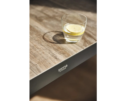 Glas mit Zitronenscheiben auf einem Gartentisch von Siena Garden