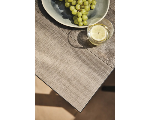 Tischplatte mit Trauben, Wasser und Zitrone