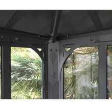 Detailansicht eines Pavillons mit Glaselementen und Metallrahmen.