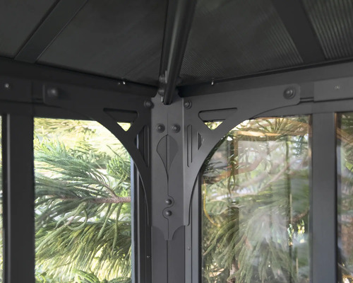 Detailansicht eines Pavillons mit Glaselementen und Metallrahmen.