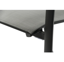 Detailansicht einer Gartenbank mit Sitzfläche aus Textilgewebe und Metallgestell.