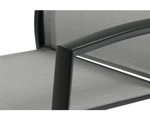 Detailansicht eines Gartenstuhls mit Armlehne und Textilbespannung