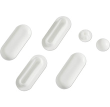 Mehrere weiße Kapseln und Tabletten