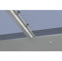 Detailansicht einer Terrassenüberdachung mit Befestigungselementen