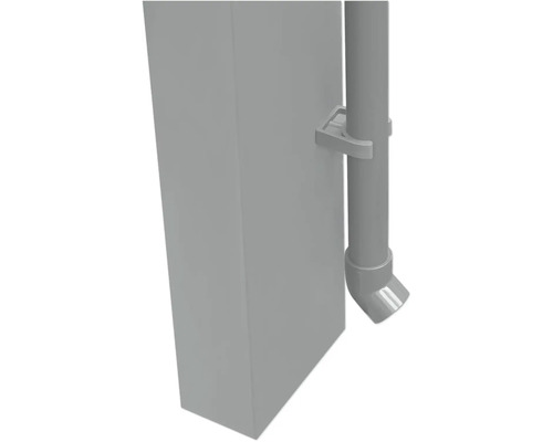 Regenfallrohr an einem Regenwassertank