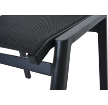 Detailansicht eines schwarzen Gartenstuhls mit Netzstruktur