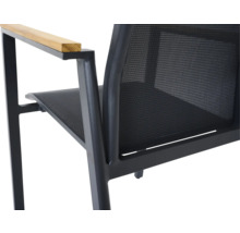 Detailansicht eines Gartenstuhls mit Netzbespannung, Armlehnen aus Holz und Metallgestell.