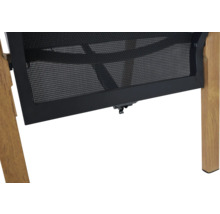Detailansicht eines schwarzen Sonnenschirms mit Holzrahmen.