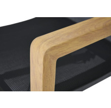 Detailansicht eines Bürostuhls mit Armlehne aus Holz und Sitzfläche aus Mesh
