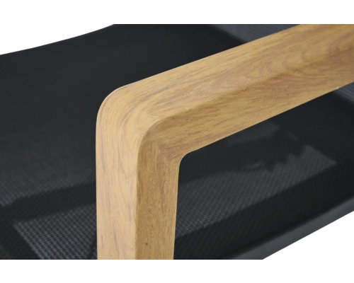 Detailansicht eines Bürostuhls mit Armlehne aus Holz und Sitzfläche aus Mesh